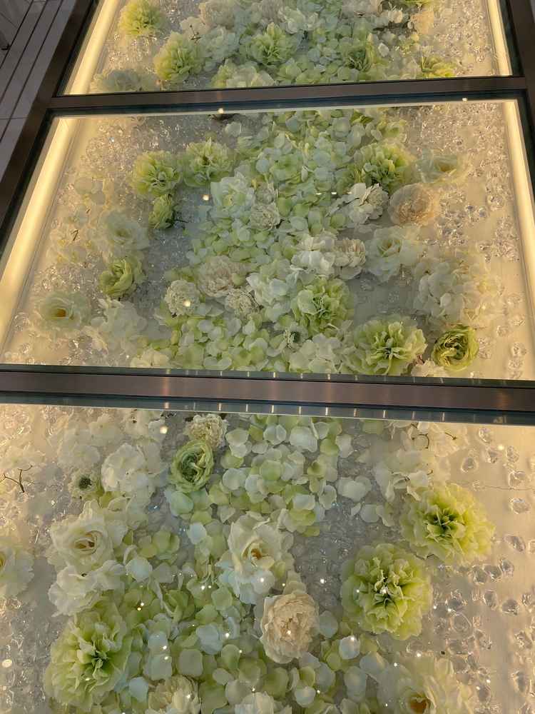 バージンロードの下にあるフラワーがとても綺麗でした。