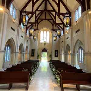 新郎新婦入場時の光景。ガーデン直結のため開放感あり。