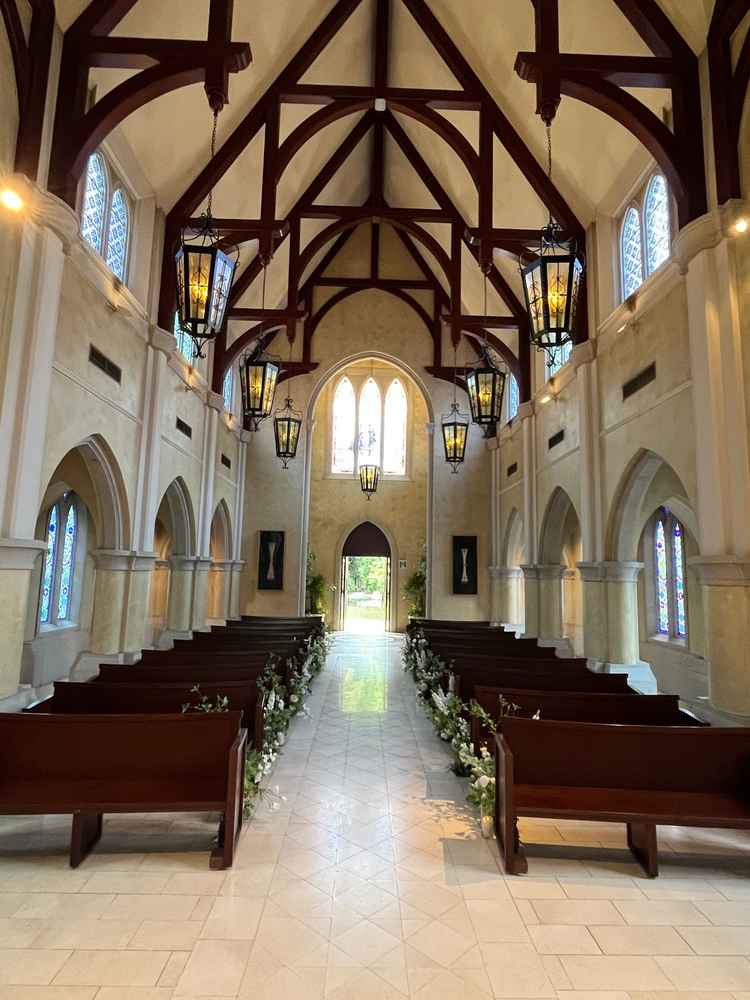 新郎新婦入場時の光景。ガーデン直結のため開放感あり。