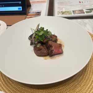 食事はお肉料理ですごくおいしかったです。