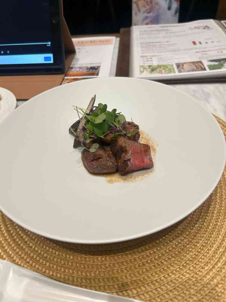 食事はお肉料理ですごくおいしかったです。