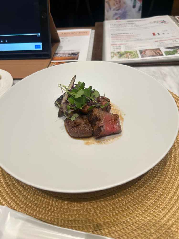 食事はお肉料理ですごくおいしかったです。