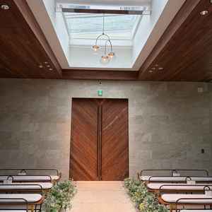 チャペルの後ろ側は石や木を感じられる。