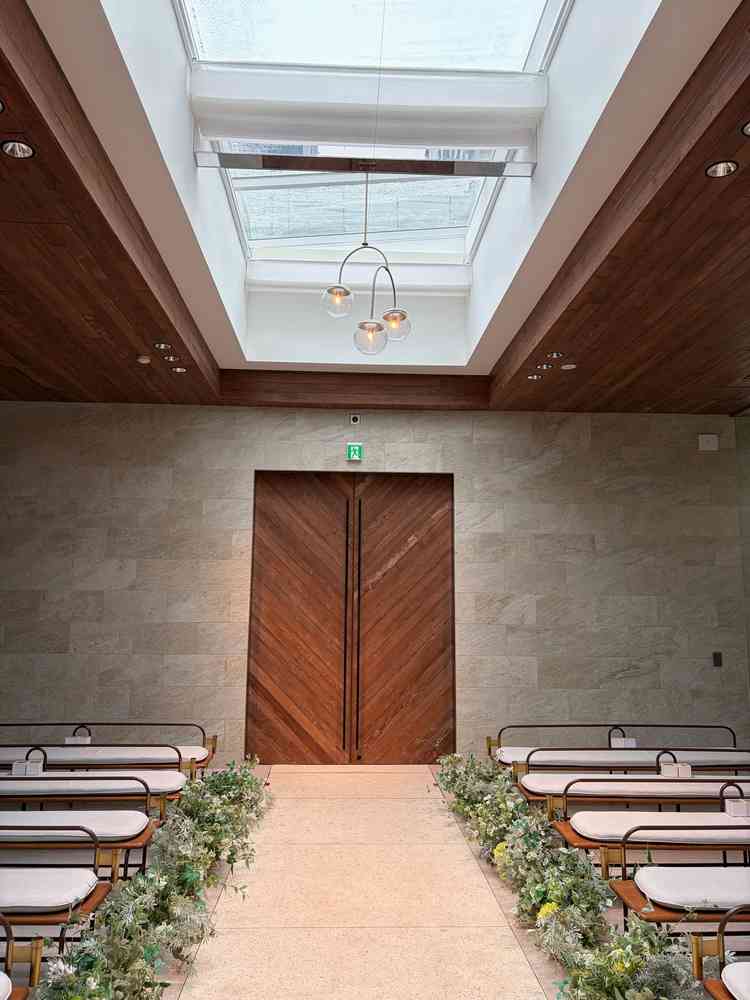 チャペルの後ろ側は石や木を感じられる。