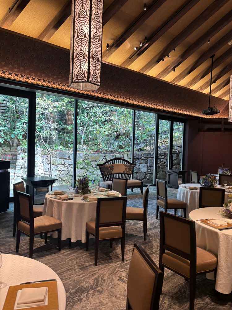 披露宴会場は広々としていて、でもゲストとの距離が遠すぎずちょうどよかったです。