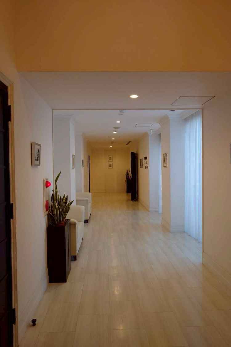 チャペルは2階で、そのチャペルに続く廊下です。ここにも飾り付けができます。