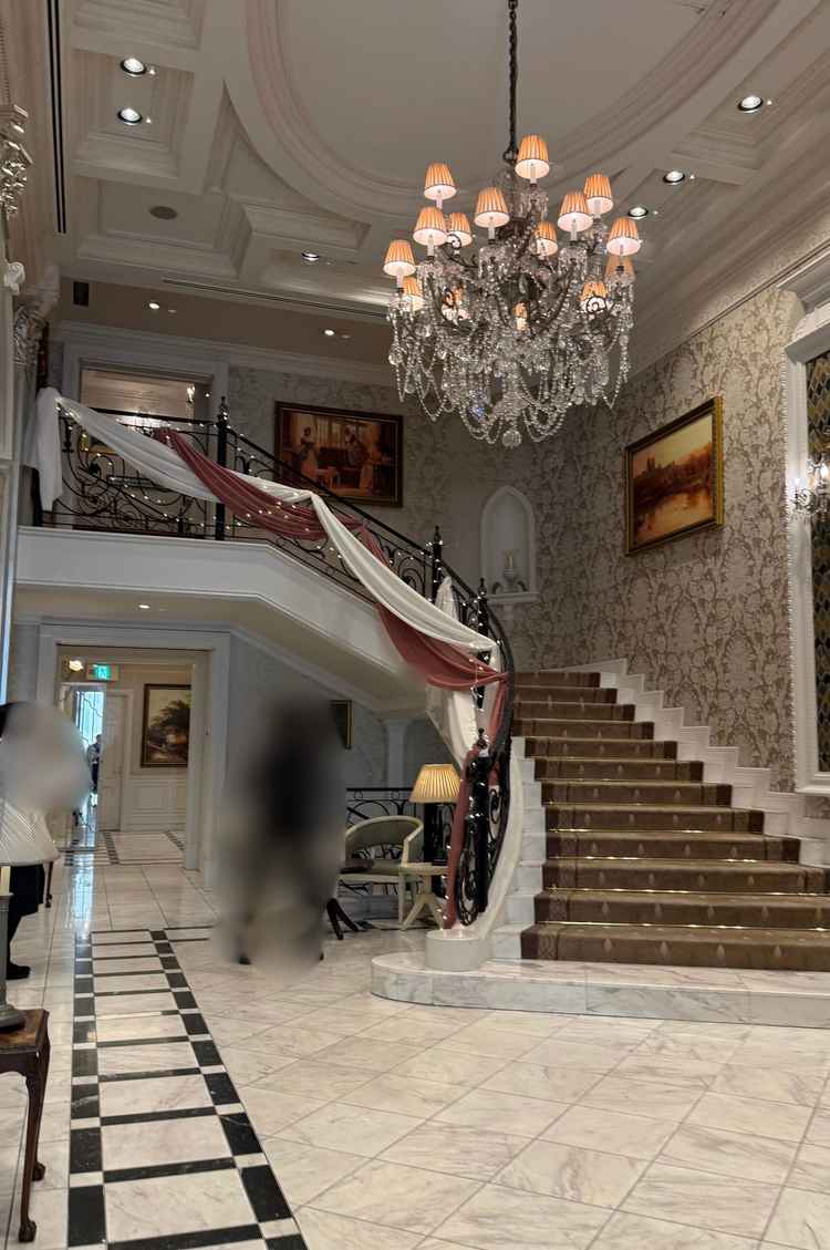 新館の大階段。作り込まれた雰囲気で、特に手を加えなくても豪華でした。