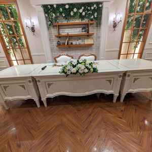 新郎新婦のテーブルです。白を基調として明るい印象です。