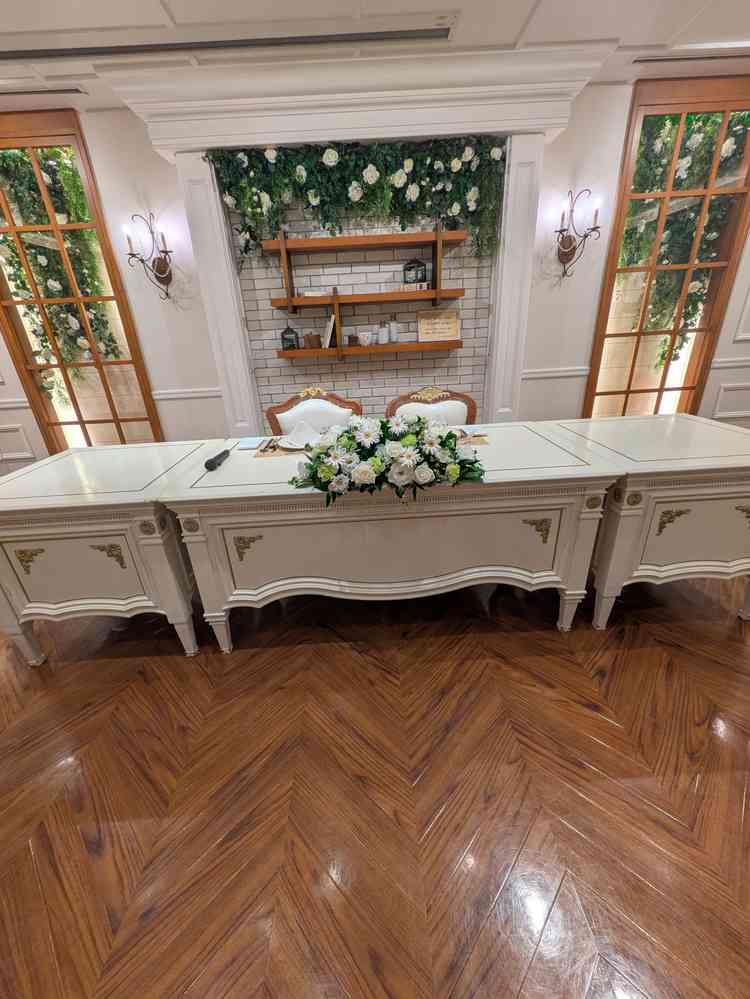 新郎新婦のテーブルです。白を基調として明るい印象です。