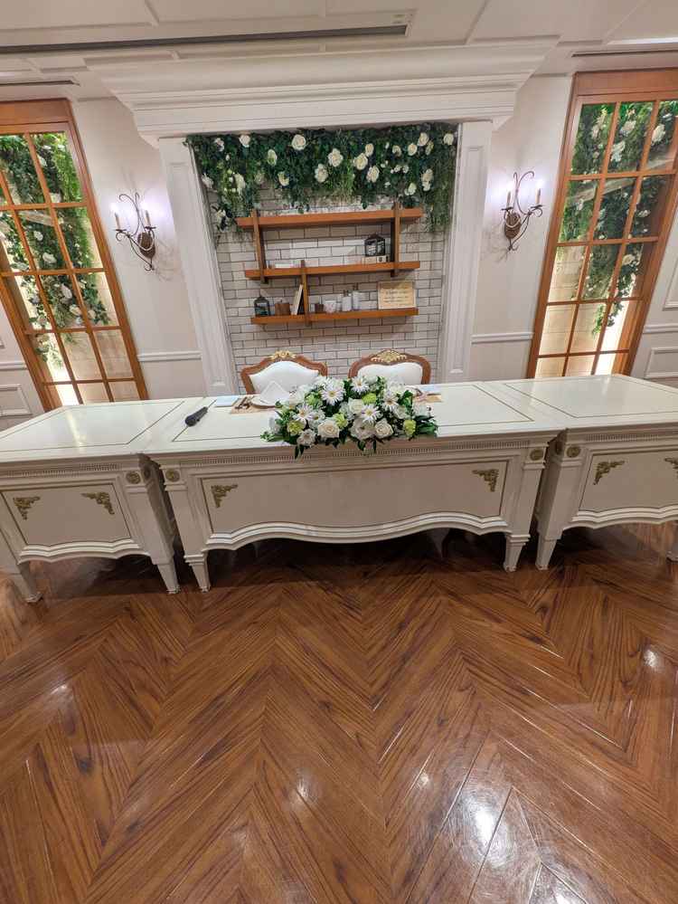 新郎新婦のテーブルです。白を基調として明るい印象です。