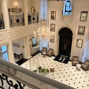 ロビーで上から集合写真が撮れそうです。