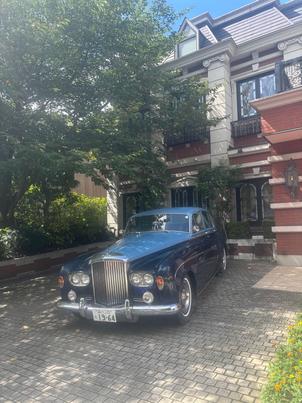 入り口に昔ながらの車があって、入った瞬間にレトロを感じさせる！映えそう！