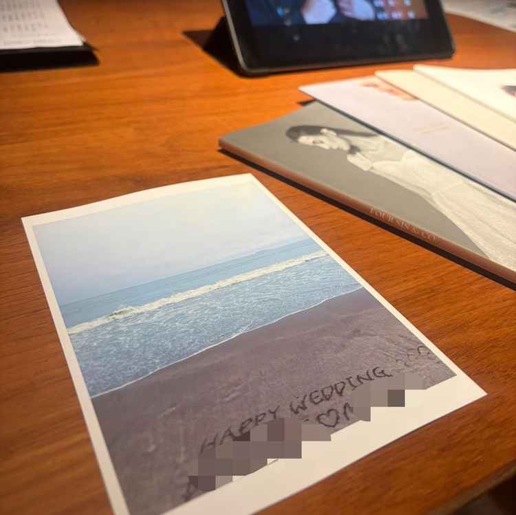 式場すぐの海岸に名前とハッピーウエディングの文字入りのフォトカードを頂けました。
