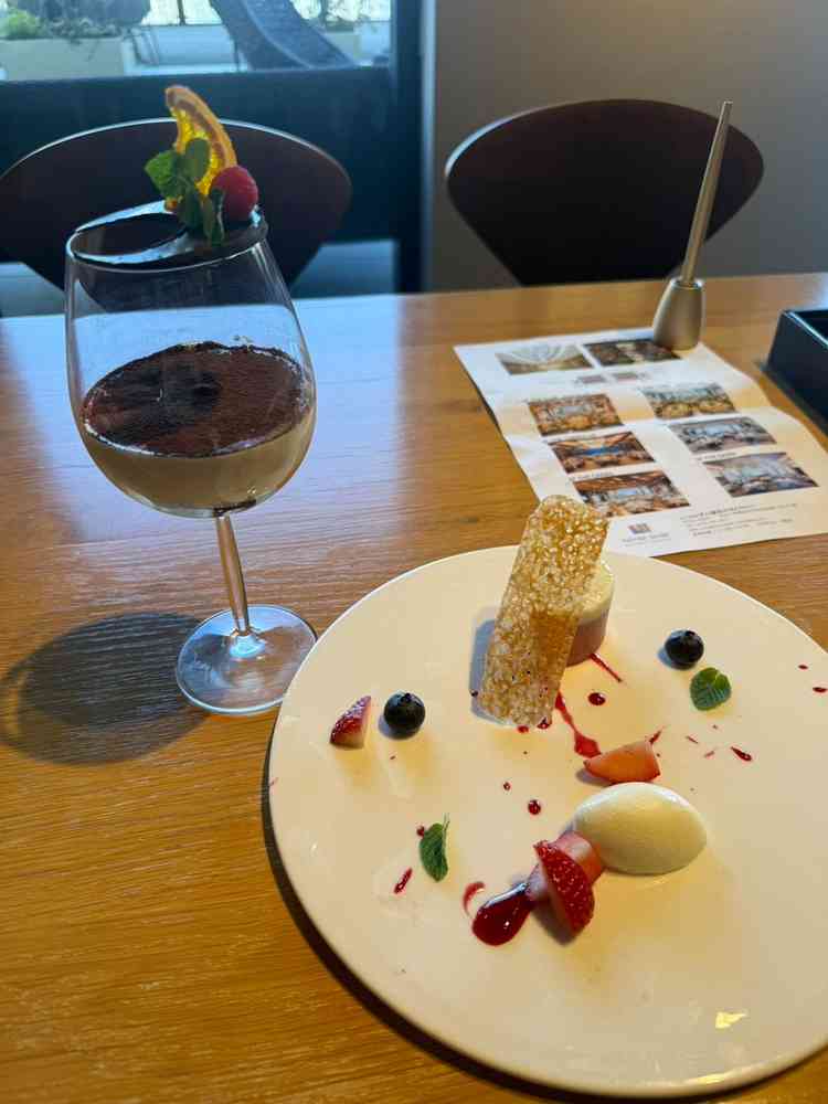 料理は見た目ももちろん味も美味しかった。デザートはカラフルで視覚的にも楽しめる逸品でした。