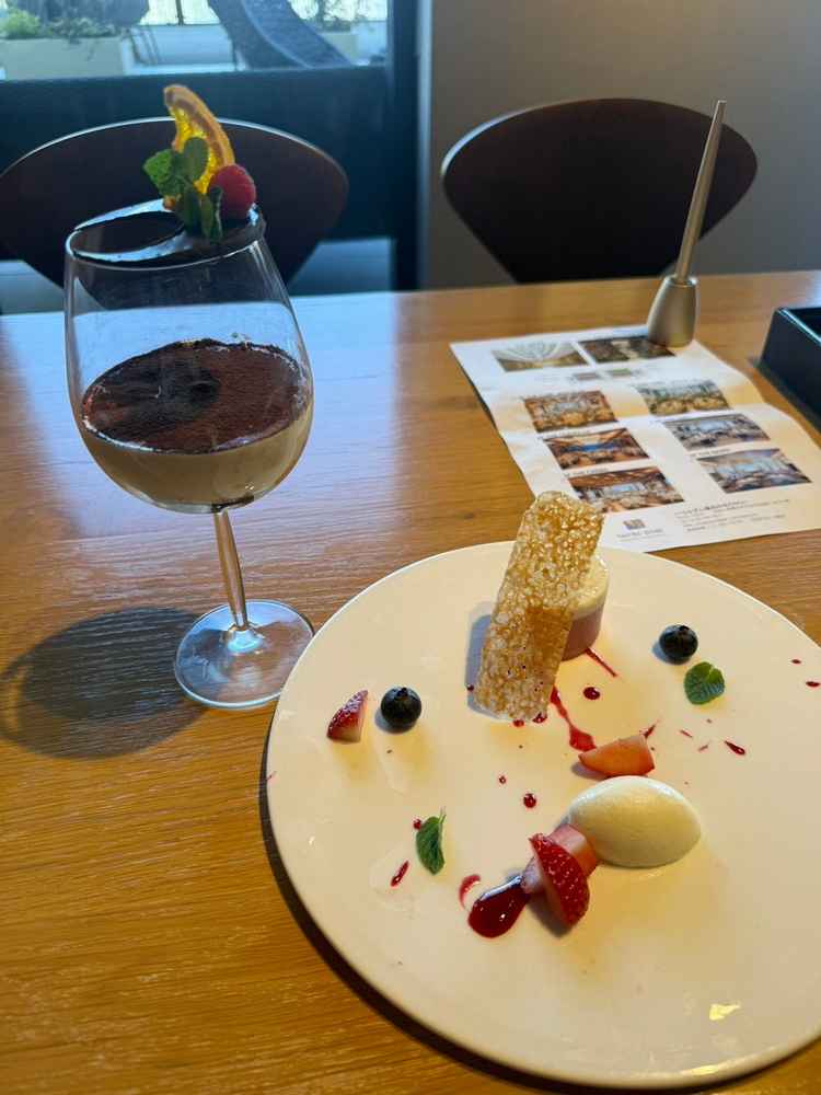 料理は見た目ももちろん味も美味しかった。デザートはカラフルで視覚的にも楽しめる逸品でした。