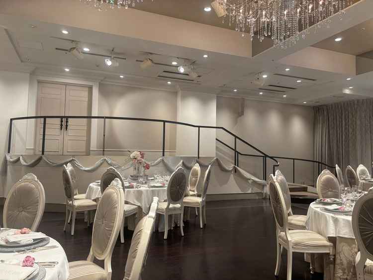 こちらの披露宴会場では階段からの登場、プロジェクションマッピングもできるそうです。