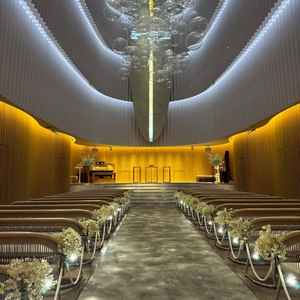 オーシャンチャペルは海の中をイメージした泡のシャンデリアと砂浜に見立てたバージンロードが神秘的です。