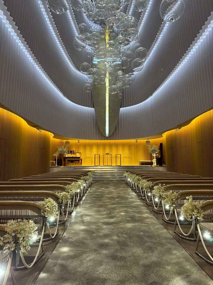 オーシャンチャペルは海の中をイメージした泡のシャンデリアと砂浜に見立てたバージンロードが神秘的です。