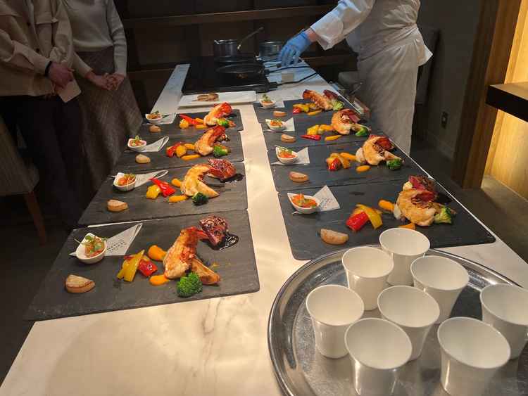 オープンキッチンでの試食会。お料理の説明が細かくあり、楽しかったです。