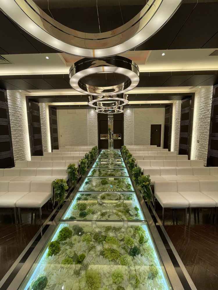 ワンフロア貸切のチャペル。披露宴中に戻ってビュッフェもできる。