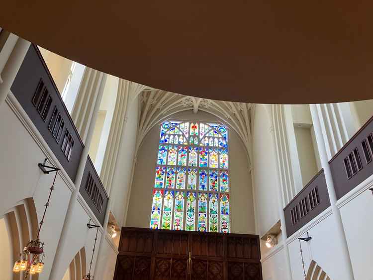 こちらチェペルです。ステンドグラスが綺麗です