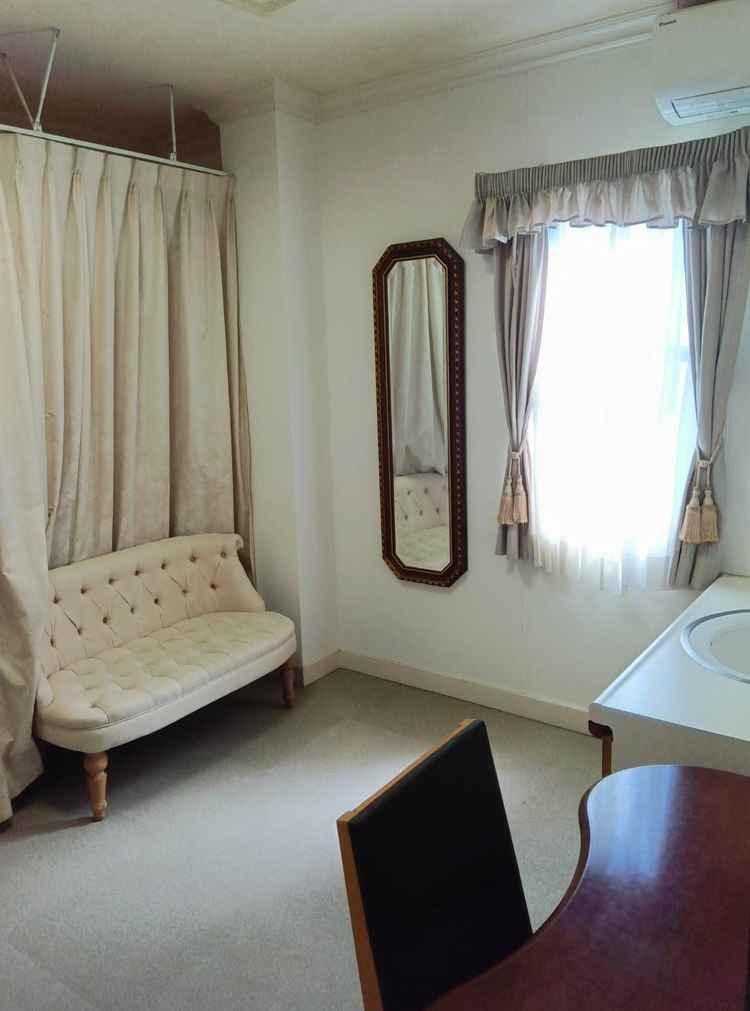 落ち着いた雰囲気の中で、ゆったりと準備ができる新郎専用の控室です。