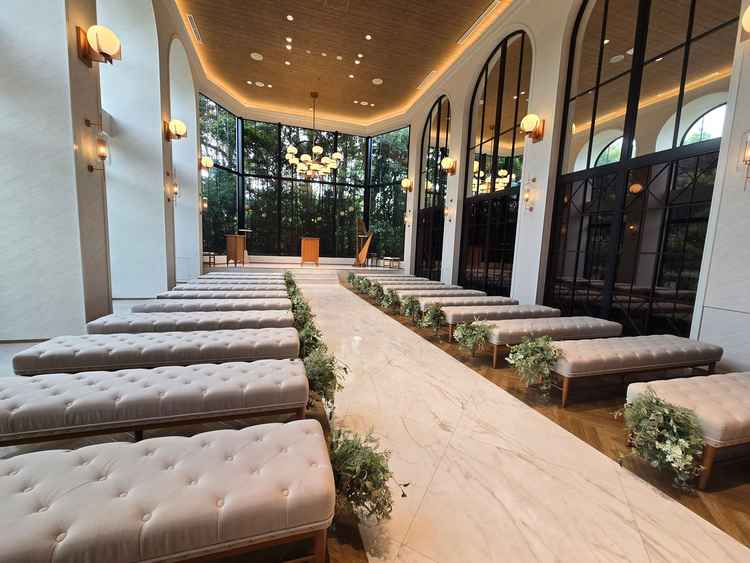 緑と自然光がきれいなチャペル