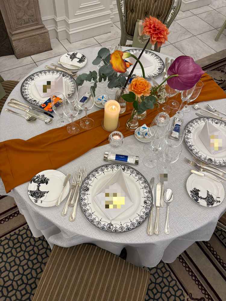 雰囲気を出せる生花を使用したテーブルコーディネート。ランナーも別注することができる。