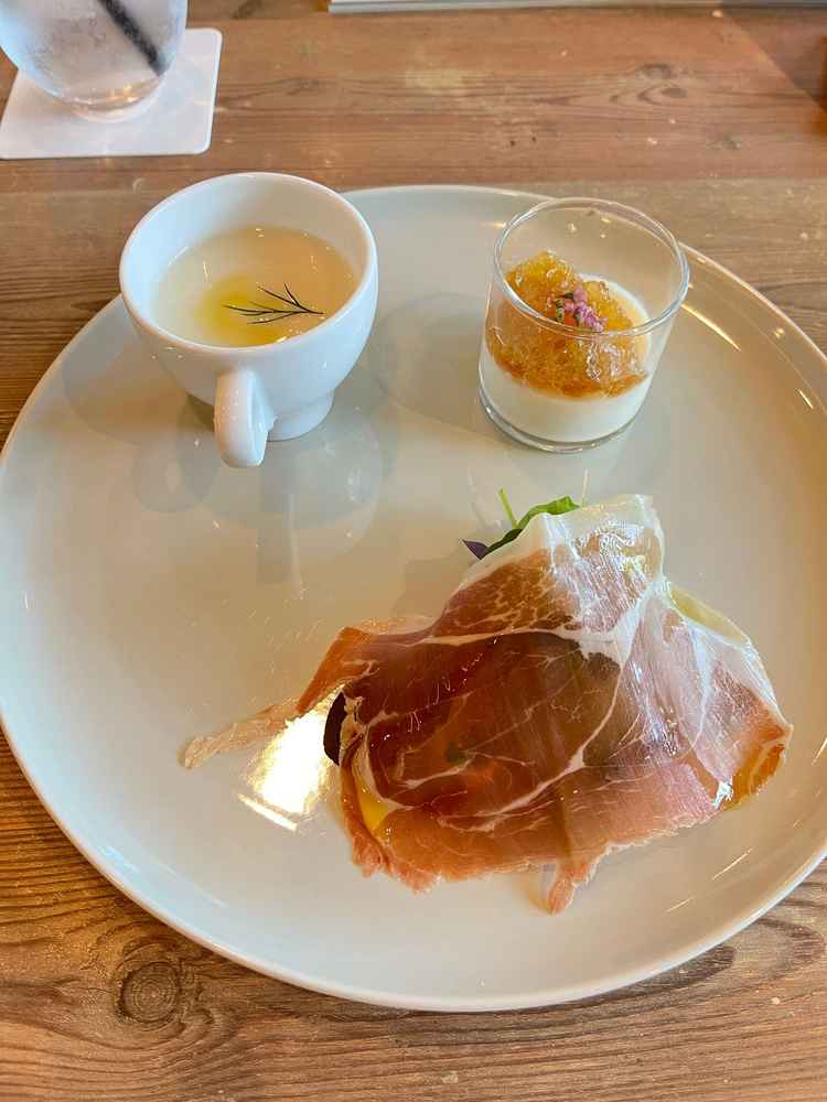 コース料理の試食。料理のカードがあり、実際にはそのカードから選べるところが面白かったです。