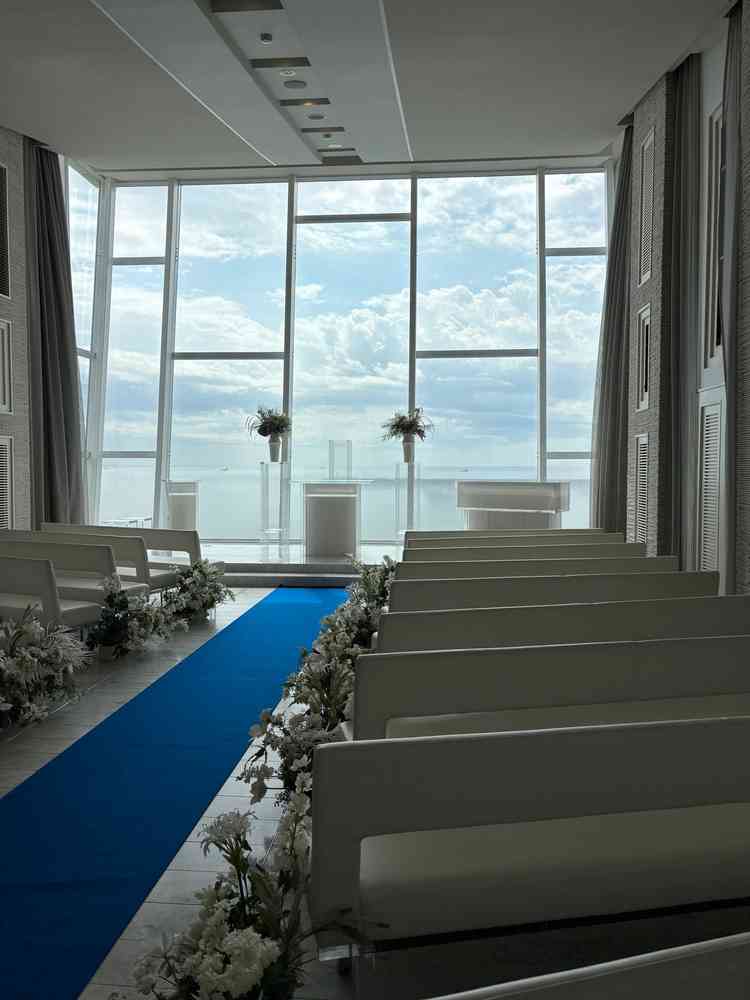 大きな窓から海が広がるチャペルです。まるで海と一体になれるような瞬間に感動しました。