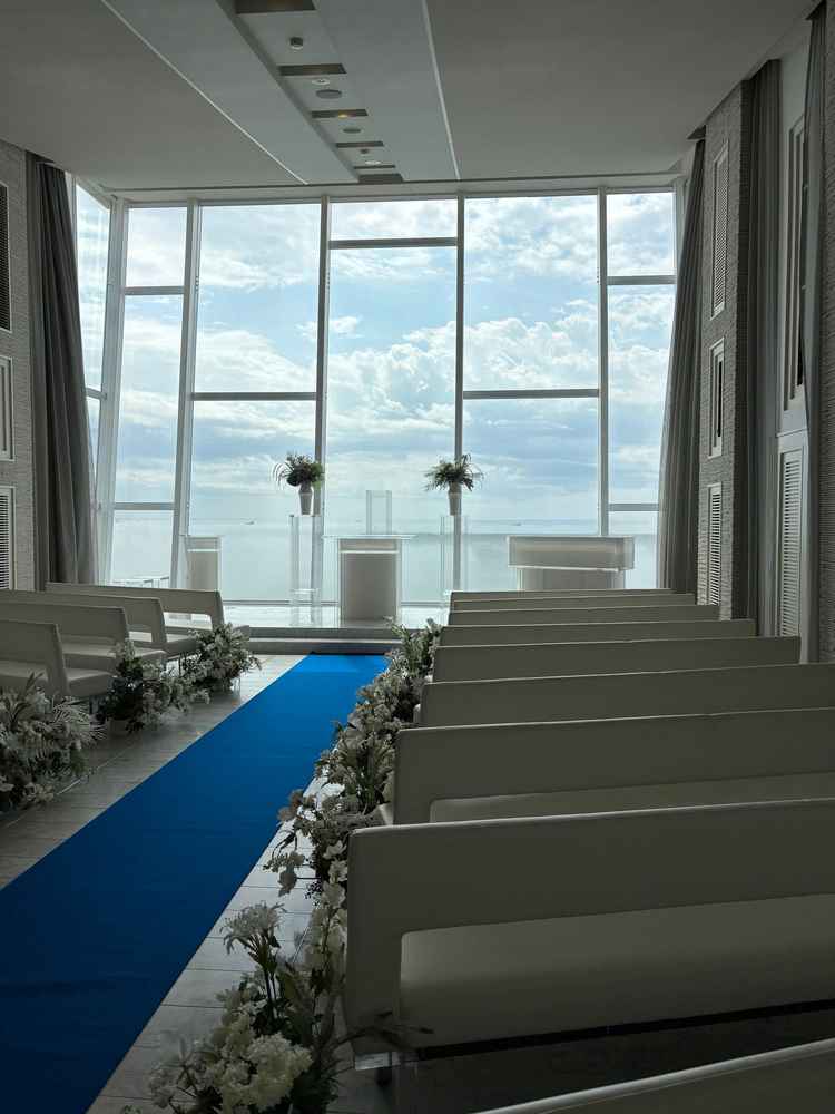 大きな窓から海が広がるチャペルです。まるで海と一体になれるような瞬間に感動しました。