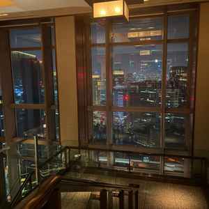 フォトスポットになっている高層階バーのパブリックスペースです。昼も夜もそれぞれ景色が綺麗なようです。