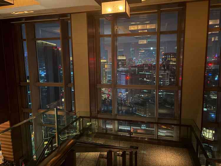 フォトスポットになっている高層階バーのパブリックスペースです。昼も夜もそれぞれ景色が綺麗なようです。