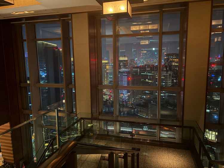 フォトスポットになっている高層階バーのパブリックスペースです。昼も夜もそれぞれ景色が綺麗なようです。