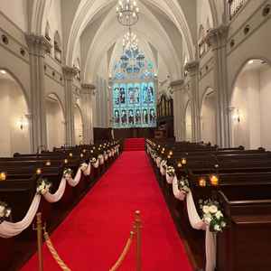 バージンロードの幅がしっかりあり、階段もあるためウェディングドレスが映える設計もポイントでした。