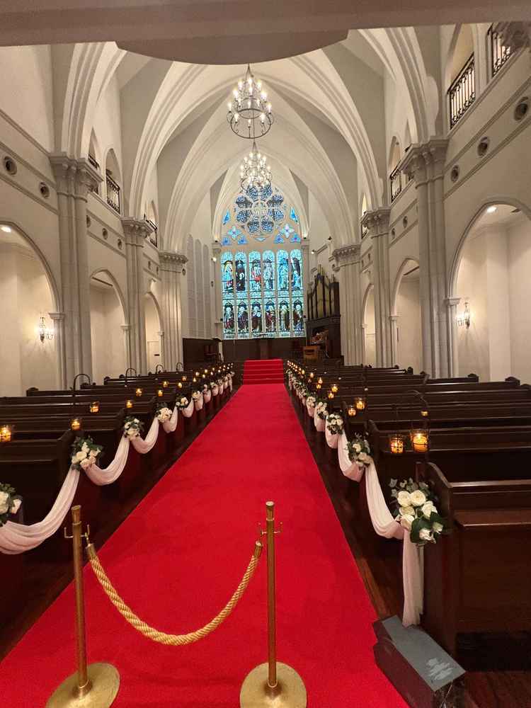 バージンロードの幅がしっかりあり、階段もあるためウェディングドレスが映える設計もポイントでした。