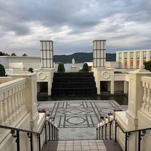 大階段からの景色です。電柱や住居が目線に入らない非日常の空間の演出が素敵でした。