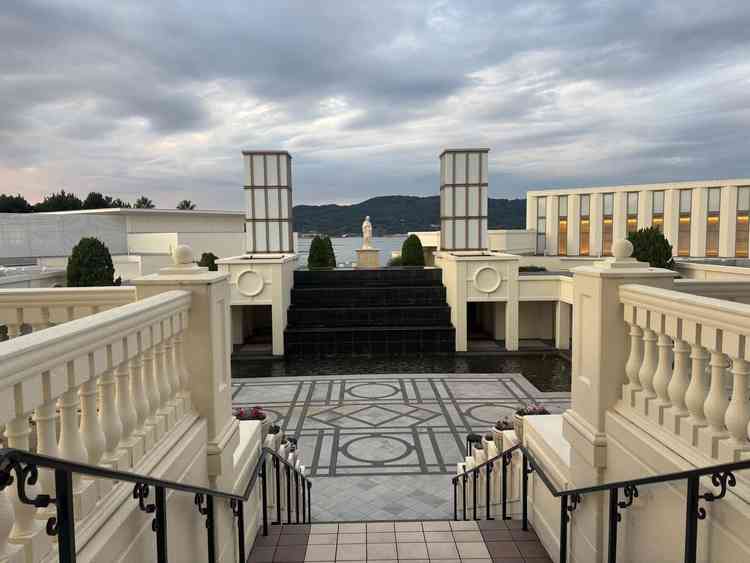 大階段からの景色です。電柱や住居が目線に入らない非日常の空間の演出が素敵でした。