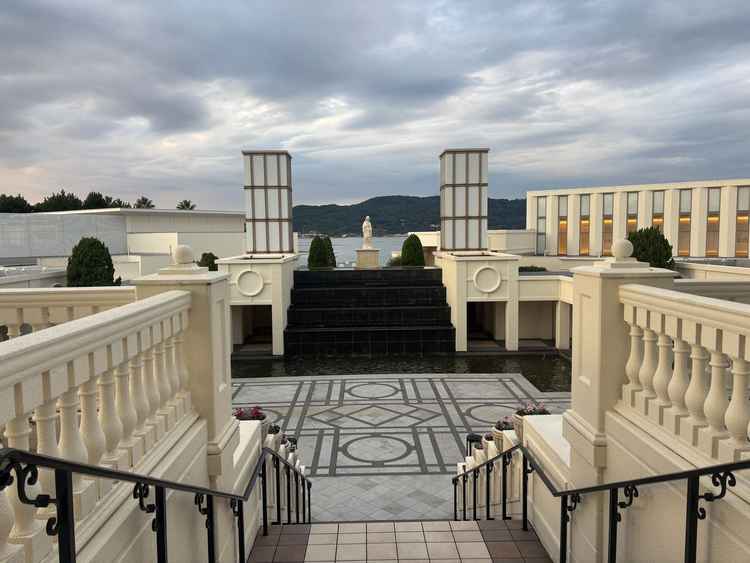 大階段からの景色です。電柱や住居が目線に入らない非日常の空間の演出が素敵でした。