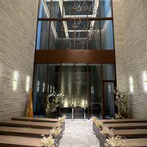 天井が高く開放的で正面に滝が流れているのが新婦のベールを表していると聞きとても素敵なデザインでした。