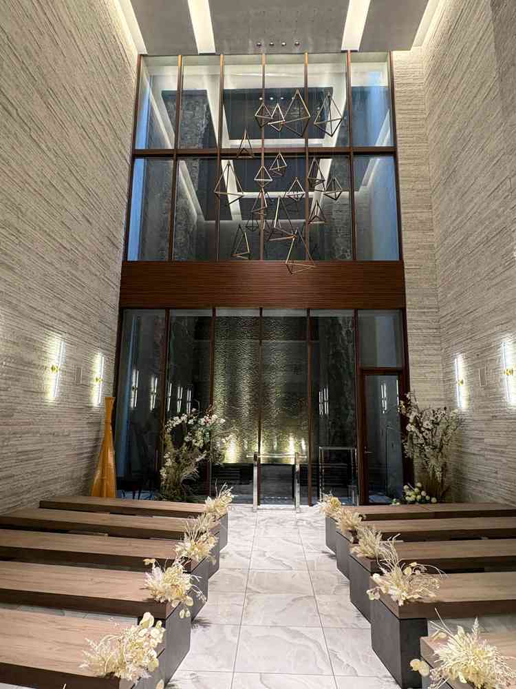 天井が高く開放的で正面に滝が流れているのが新婦のベールを表していると聞きとても素敵なデザインでした。