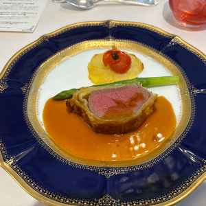 試食の肉料理のパイ包み。当日と同様のカッティングする演出をしていただいた。