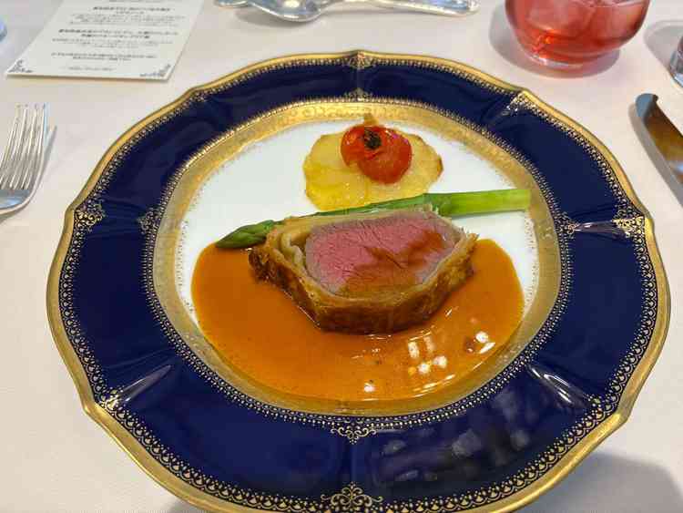 試食の肉料理のパイ包み。当日と同様のカッティングする演出をしていただいた。