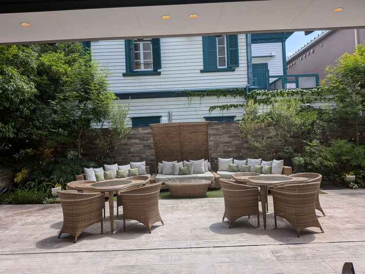 披露宴会場から外に出られるようになってます。白い床の部分までは屋根が出てくるそうです。