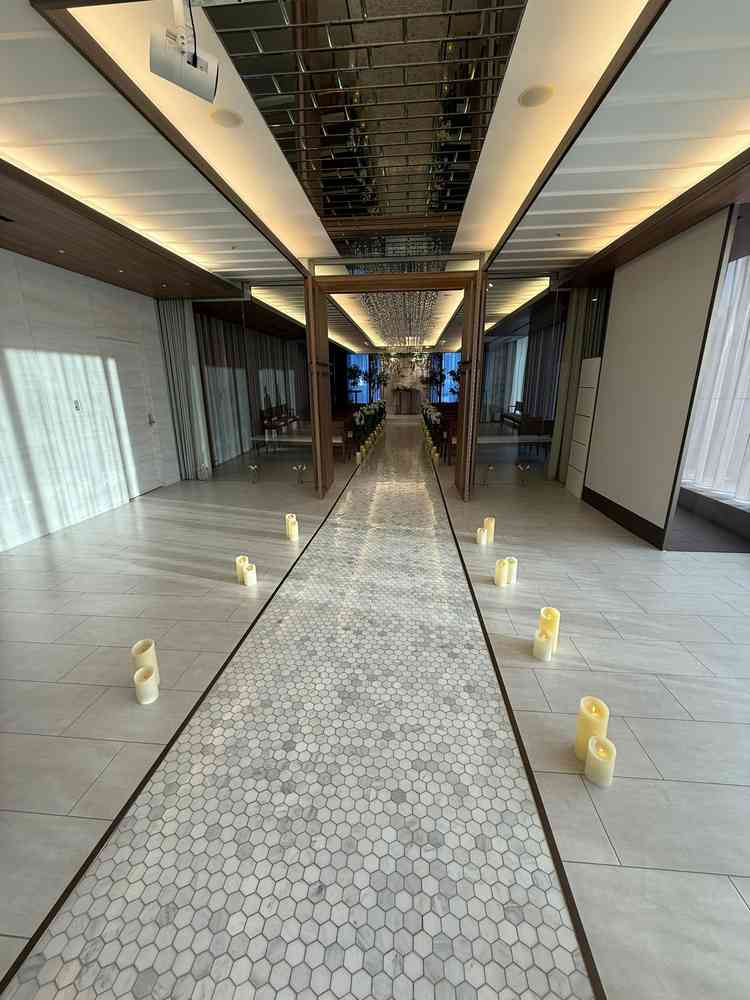 バージンロードは生まれてからの人生を表すそうですが母のお腹にいる時期を扉の手前の道で表されていました