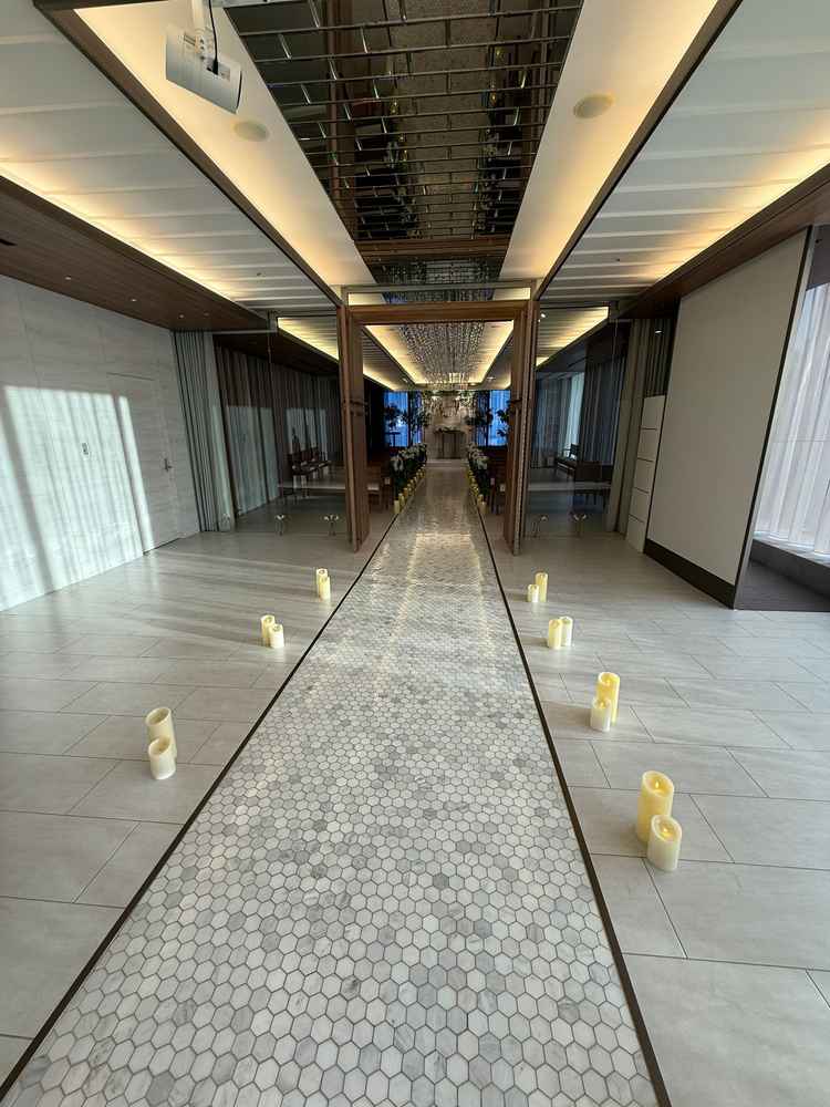 バージンロードは生まれてからの人生を表すそうですが母のお腹にいる時期を扉の手前の道で表されていました