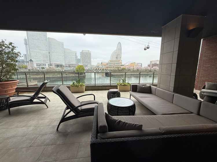 参列者の待合室。みなとみらいを肌で感じながら、友人と昔話ができる。