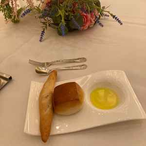 前菜後に、２つの焼きたてパンとオリーブオイルでいただきました。お好みにより塩と岩塩が用意されてました