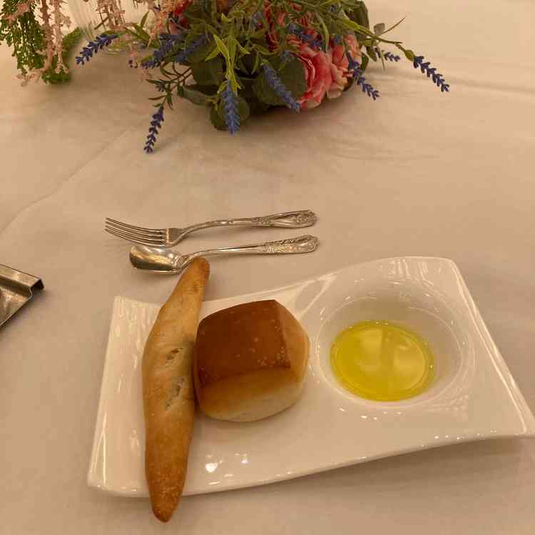 前菜後に、２つの焼きたてパンとオリーブオイルでいただきました。お好みにより塩と岩塩が用意されてました