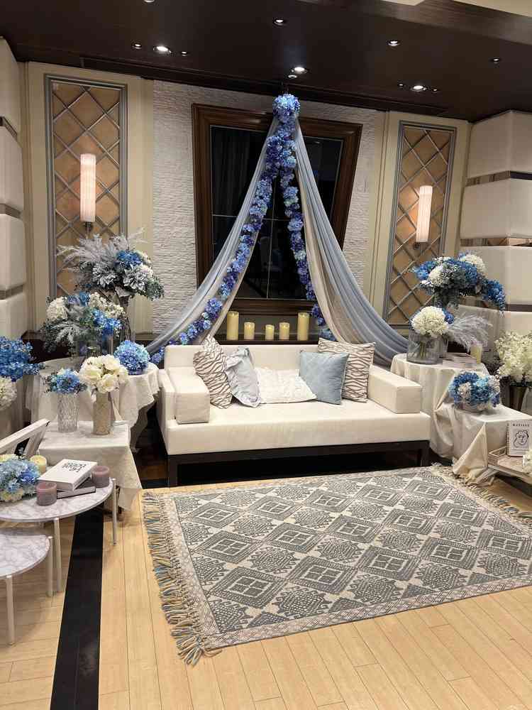 披露宴会場の新郎新婦席、ソファーのイメージはなかったの珍しいと感じました